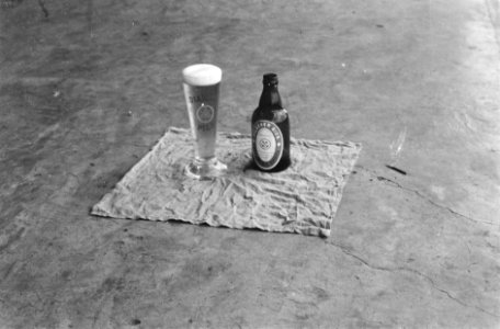 Glas en fles bier op een zakdoek, Bestanddeelnr 228-2-1