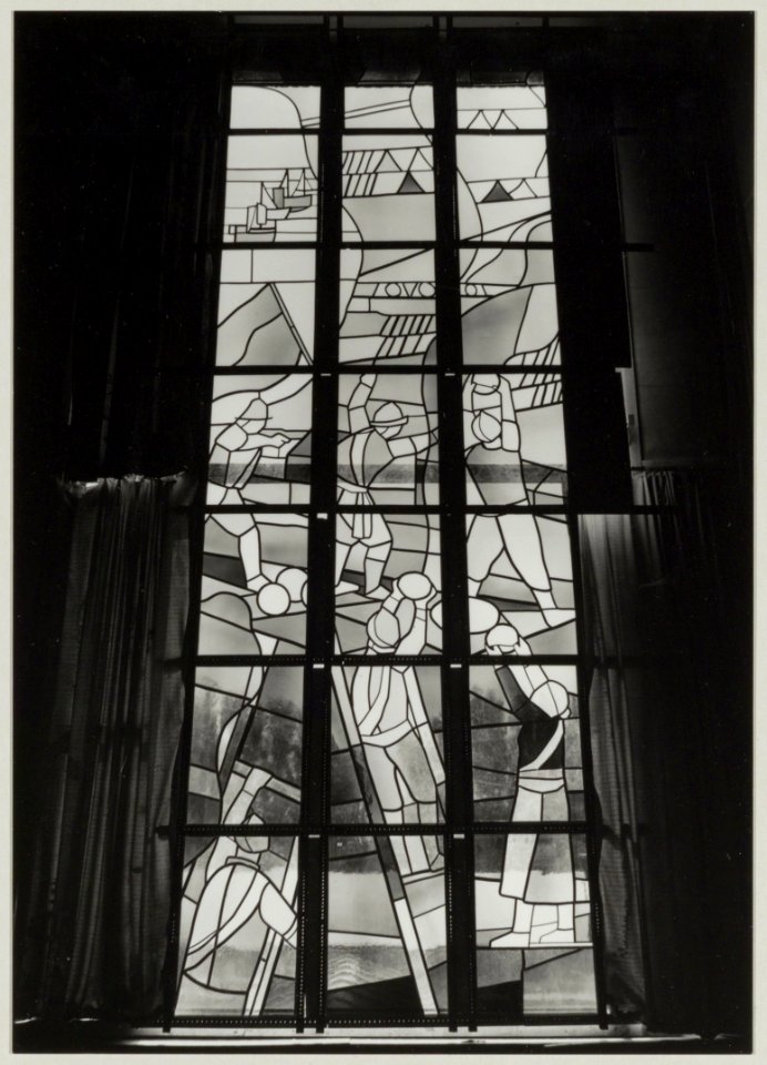 Glas in loodraam in de Grote of St. Bavokerk, het beleg van Haarlem, ontwerp van kunstenaar Friso ten Holt, hoogleraar aan de Rijksacademie voor beeldende kunsten in Amsterdam, gemaakt door , NL-HlmNHA 54011461