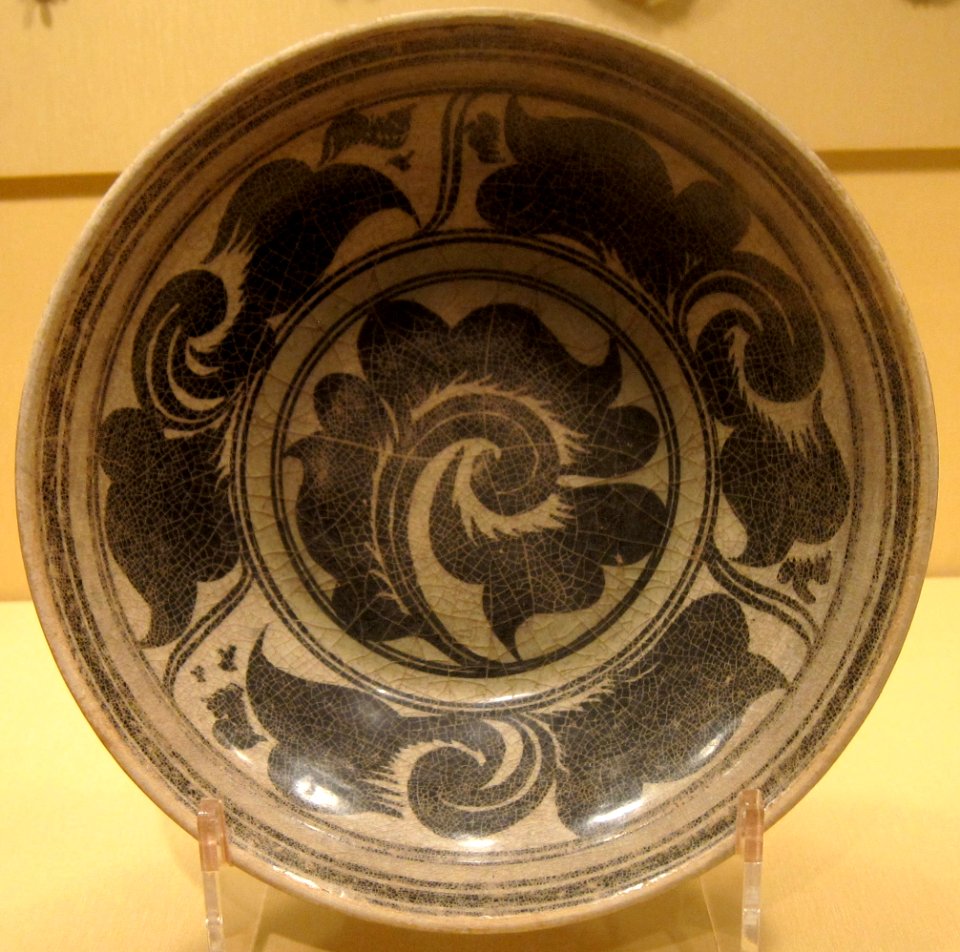 Glazed stoneware dish from Thailand, Kalong ware, 15th century, HAA