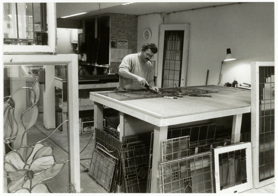 Glazenier Marc Valk van Studio Valk in zijn atelier aan het Donkere Spaarne 16 zw, NL-HlmNHA 54036493
