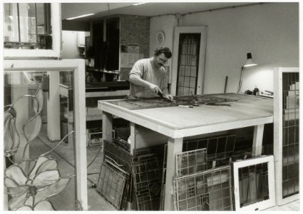 Glazenier Marc Valk van Studio Valk in zijn atelier aan het Donkere Spaarne 16 zw, NL-HlmNHA 54036493