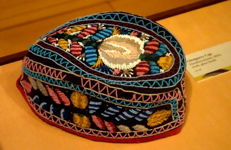 Glengarry Cap, Haudenosaunee, 1860s, cloth, glass beads - Glenbow Museum - DSC00916
