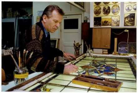 Glazenier Kees Schmit in zijn atelier, NL-HlmNHA 54035262