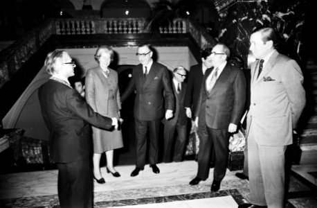 Glaxo-wetenschapsprijs uitgereikt door Prins Claus aan A Gisolf in Tropenmuseum, Bestanddeelnr 929-4944