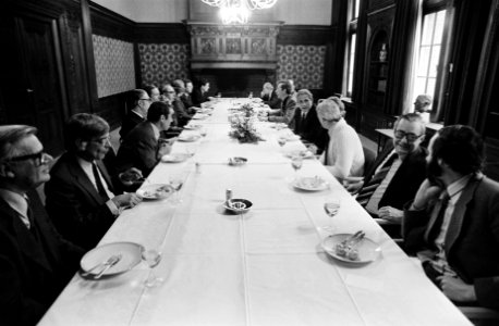 Glaxo-wetenschapsprijs uitgereikt door Prins Claus aan A Gisolf in Tropenmuseum, Bestanddeelnr 929-4949