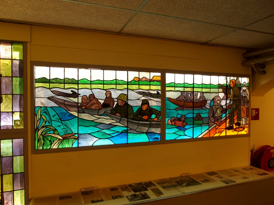 Glas in loodramen geschonken aan het Korps Pontonniers, Geniemuseum Vught, foto 3