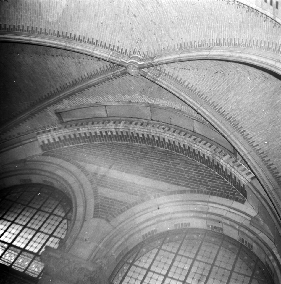 Gleuf in het gewelf van een zaal in het Rijksmuseum waardoor de Nachtwacht wer, Bestanddeelnr 900-8728
