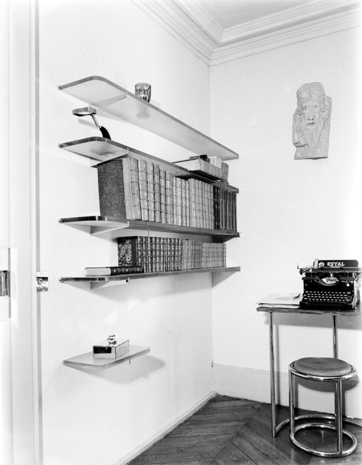 Glazen boekenplanken in het woonhuis van Marie Chauvel, Bestanddeelnr 190-0839
