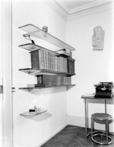 Glazen boekenplanken in het woonhuis van Marie Chauvel, Bestanddeelnr 190-0839 photo