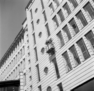 Glazenwassers aan het werk aan het Hoofdkantoor van de Sociale Verzekeringsbank , Bestanddeelnr 252-0124