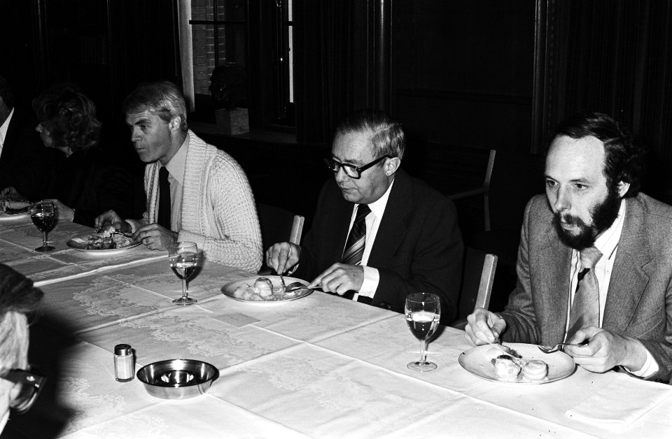 Glaxo-wetenschapsprijs uitgereikt door Prins Claus aan A Gisolf in Tropenmuseum, Bestanddeelnr 929-4952