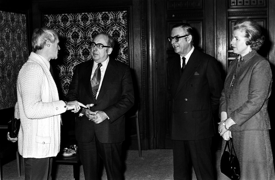 Glaxo-wetenschapsprijs uitgereikt door Prins Claus aan A Gisolf in Tropenmuseum, Bestanddeelnr 929-4954