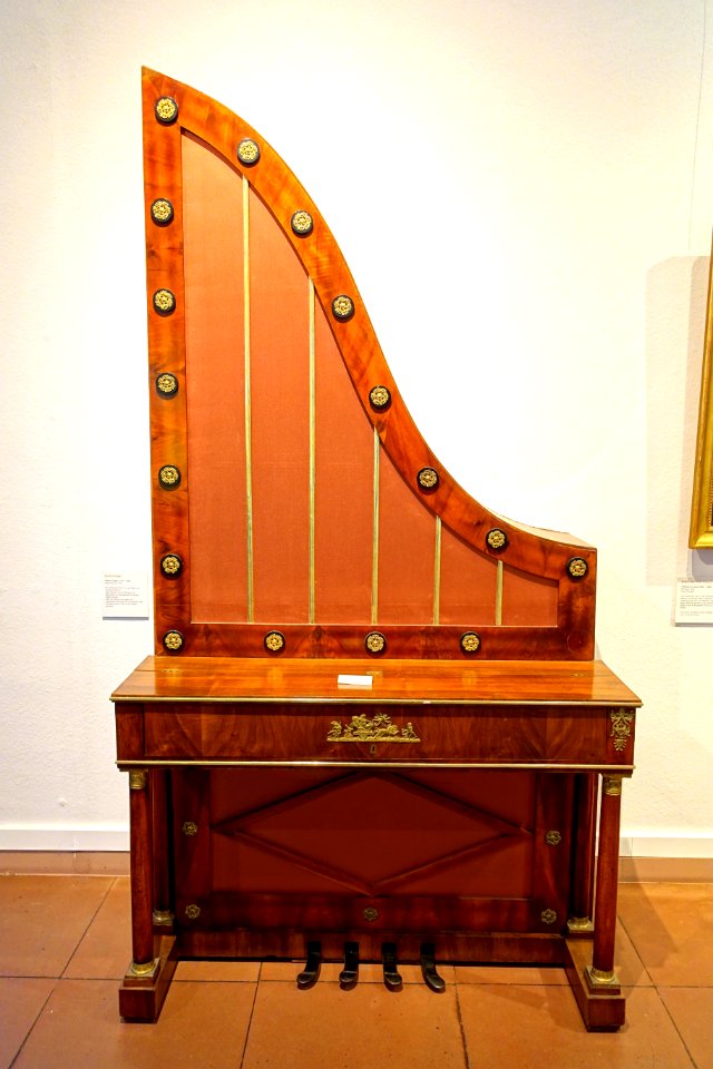 Giraffenflügel upright piano, by Albrecht Ziegler, Regensburg, c. 1830 - Mainfränkisches Museum - Würzburg, Germany - DSC04481