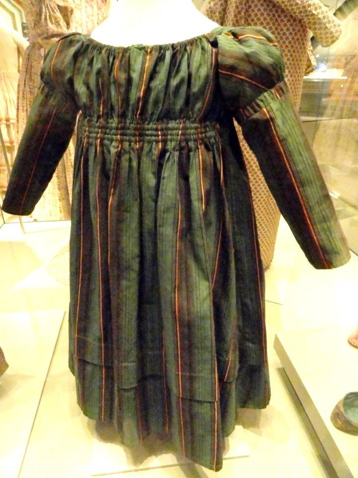 Girl's day dress, United States, 1810-1820, cotton tabby - Patricia Harris Gallery of Textiles & Costume, Royal Ontario Museum - DSC09467