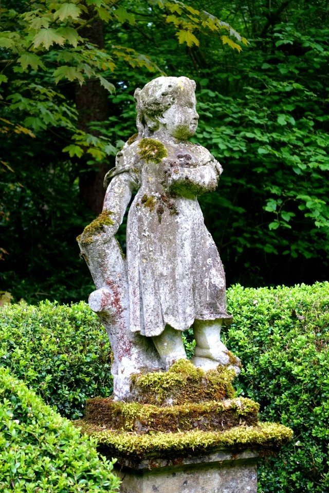 Girl - Buscot Park Gardens - Oxfordshire, England - DSC00271