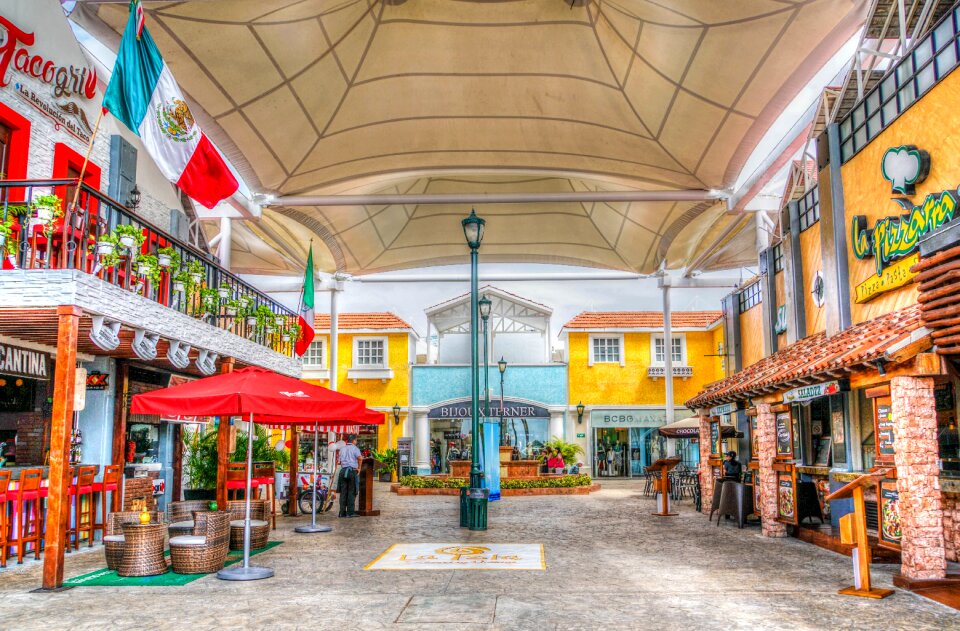 Shopping center downtown tropical