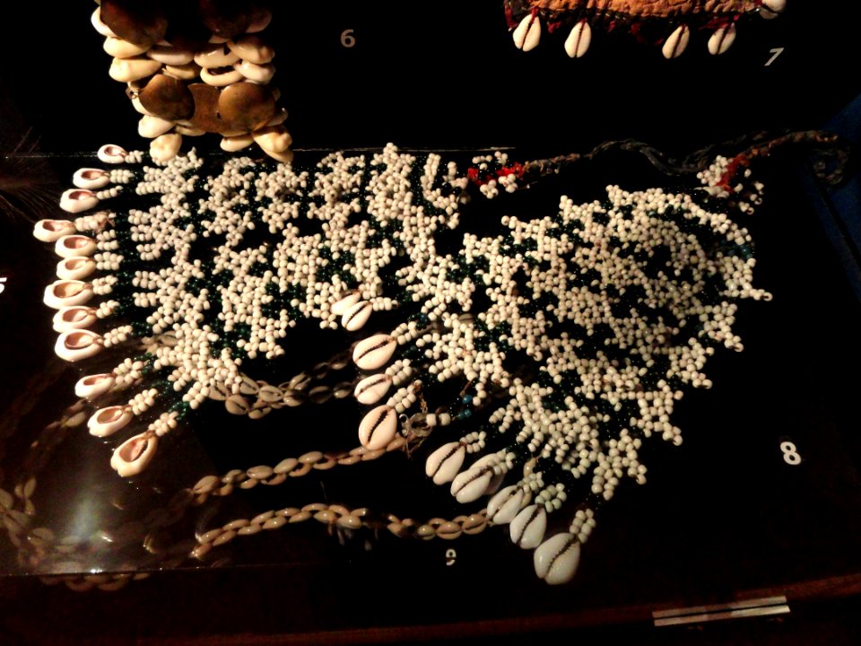 Girl's pendants of cowrie shells and glass beads, Mansi people, Western Siberia - Museum of Cultures (Helsinki) - DSC05002