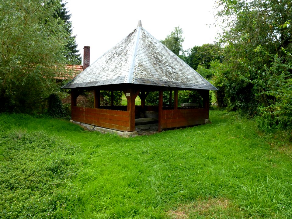 Givron (Ardennes) Lavoir de la fontaine aux chênes