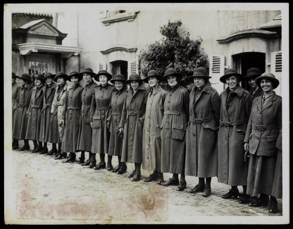 Girl clerks waiting to see the Queen., Bestanddeelnr 158-0819