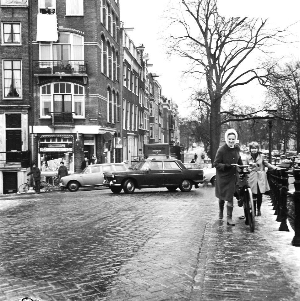Gladde wegen door ijzel in Amsterdam. Fietsers lopen brug op, Bestanddeelnr 923-1397