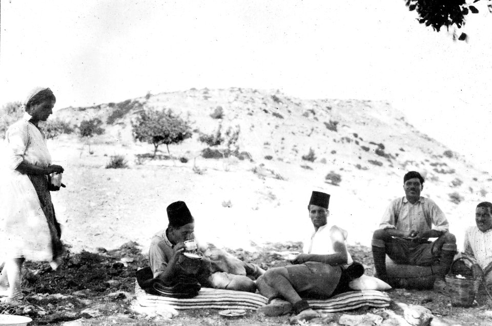 Gjerstad och Westholm dricker te. Vouni. Galini - SMVK - C00646