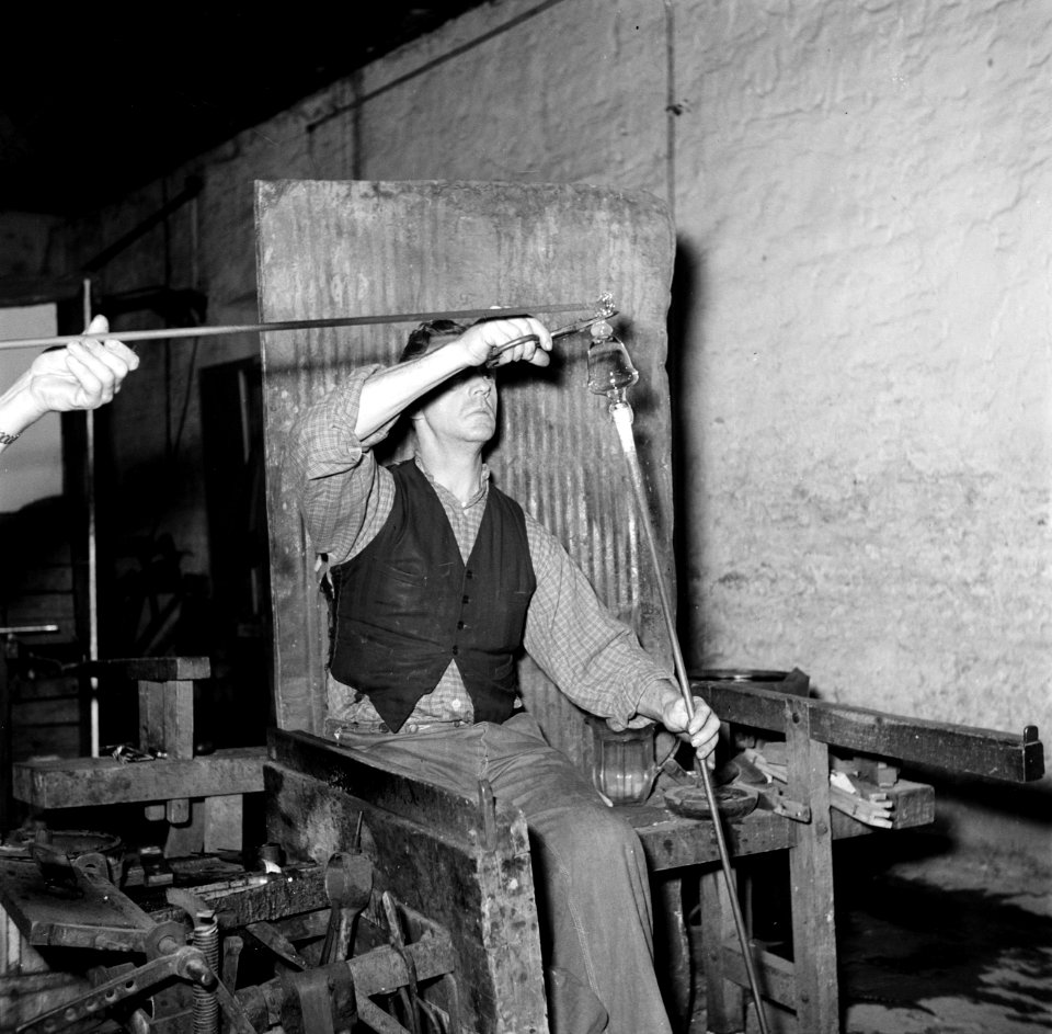 Glasblazers aan het werk in de fabriek, Bestanddeelnr 252-8903