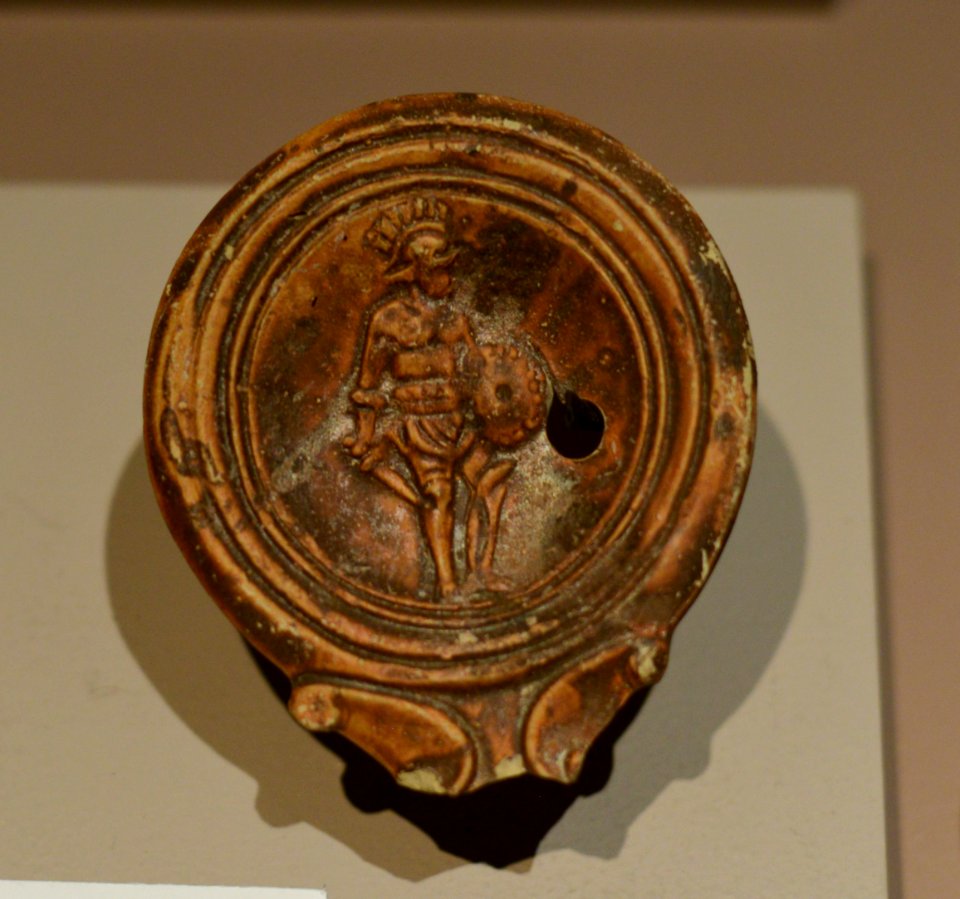 Gladiateur sur une lucerna romaine - Musée gallo-romain de Fourvière