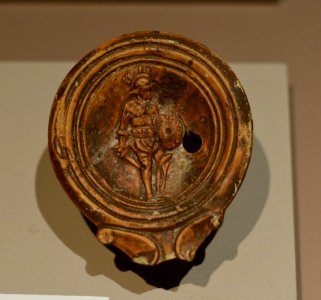 Gladiateur sur une lucerna romaine - Musée gallo-romain de Fourvière