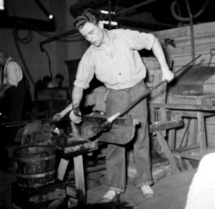 Glasblazers aan het werk in de fabriek, Bestanddeelnr 252-8902
