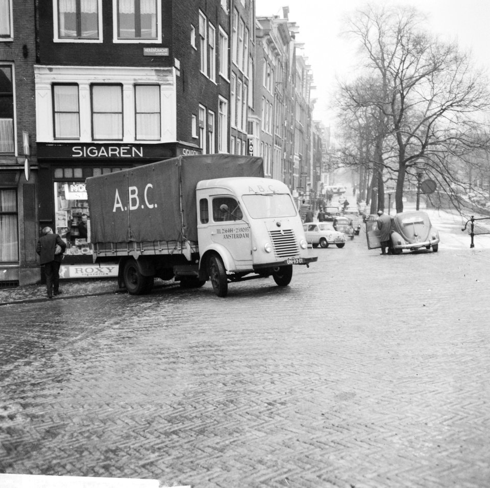 Gladheid op de weg, auto tegen pui sigarenwinkel hoek Reguliersgracht en Herengr, Bestanddeelnr 918-7030