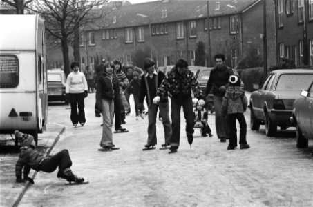 Gladheid, kinderen op schaatsen op straat, Bestanddeelnr 930-0835