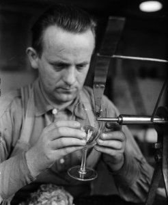 Glasfabriek Leerdam vervaardigd een kristallen drinkservies voor het huwelijk va, Bestanddeelnr 902-4540