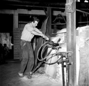 Glasblazers aan het werk in de fabriek, Bestanddeelnr 252-8906
