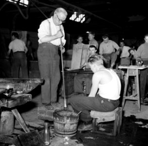 Glasblazers aan het werk in de fabriek, Bestanddeelnr 252-8907