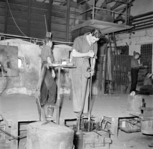 Glasblazen in de Glasfabriek Leerdam, Bestanddeelnr 254-4020