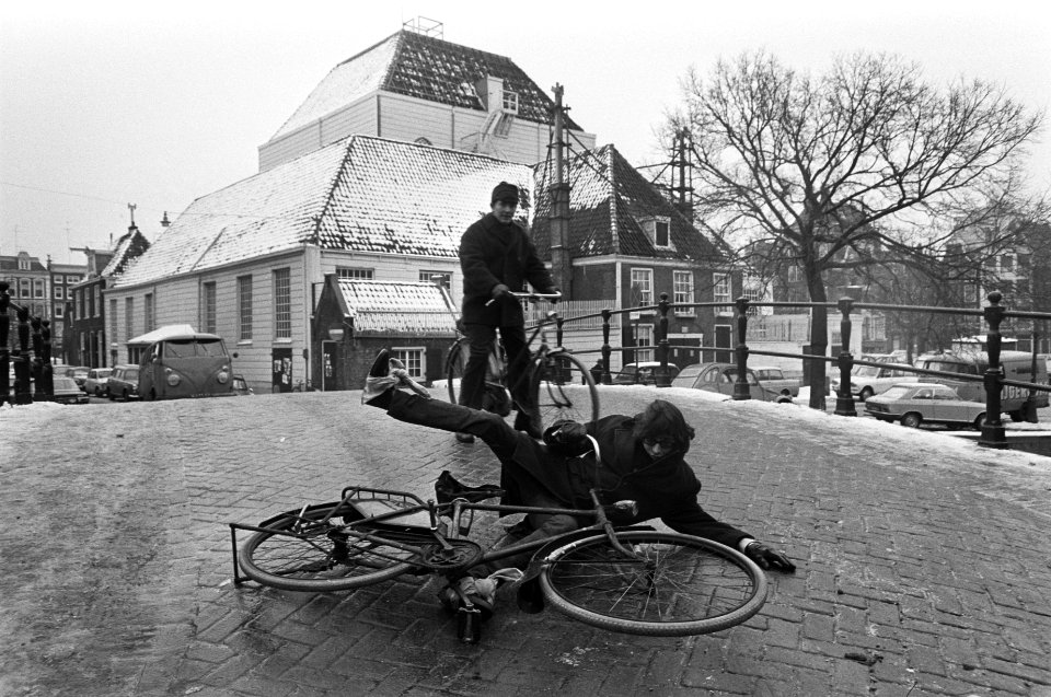 Gladde wegen door ijzel in Amsterdam. Fietser ligt op de grond, op brug, Bestanddeelnr 923-1400
