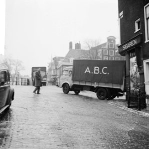 Gladheid op de weg, auto tegen pui sigarenwinkel hoek Reguliersgracht en Herengr, Bestanddeelnr 918-7029