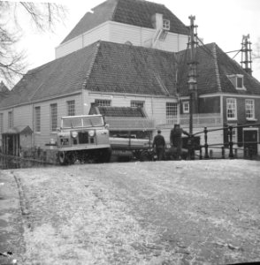 Gladheid in Amsterdam Auto op brug van Reguliersgracht, Bestanddeelnr 913-3509