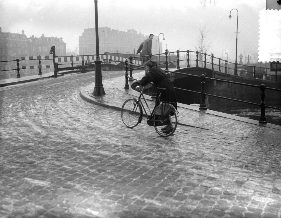 Gladde wegen in Amsterdam. Brug op en brug af, Bestanddeelnr 905-4485