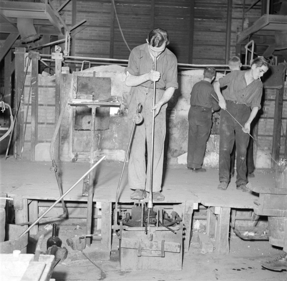 Glasblazen in de Glasfabriek Leerdam, Bestanddeelnr 254-4021