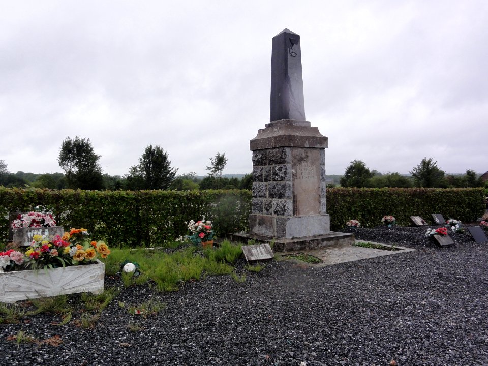 Glageon (Nord, Fr) cimetière, deuxième monument aux morts