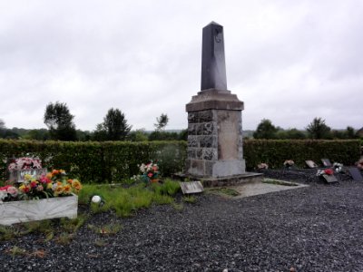 Glageon (Nord, Fr) cimetière, deuxième monument aux morts
