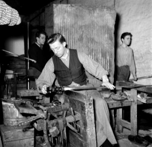Glasblazers aan het werk in de fabriek, Bestanddeelnr 252-8904