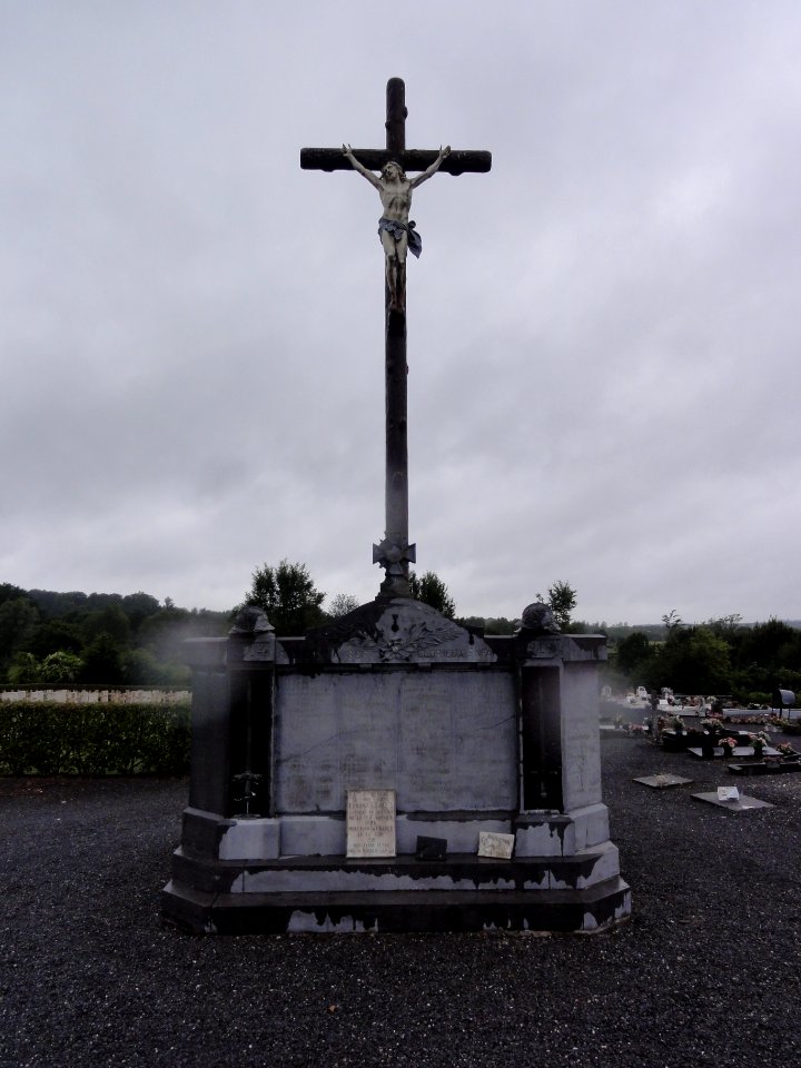 Glageon (Nord, Fr) cimetière, monument 14-18 avec calvaire