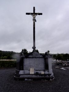 Glageon (Nord, Fr) cimetière, monument 14-18 avec calvaire