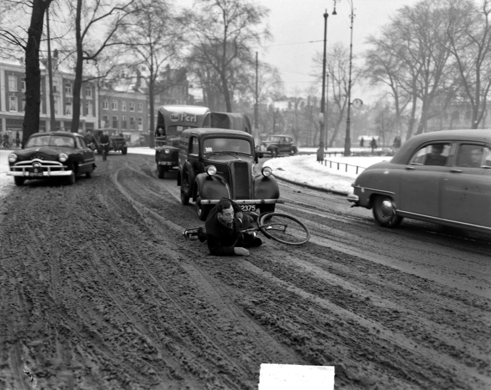 Gladde wegen, fietsrijder voor auto gevallen, Bestanddeelnr 903-8089