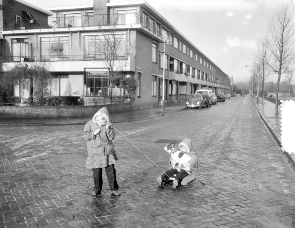 Gladde straten Den Haag, kinderen sleeën op de Carel Reinierskade, Bestanddeelnr 906-2207