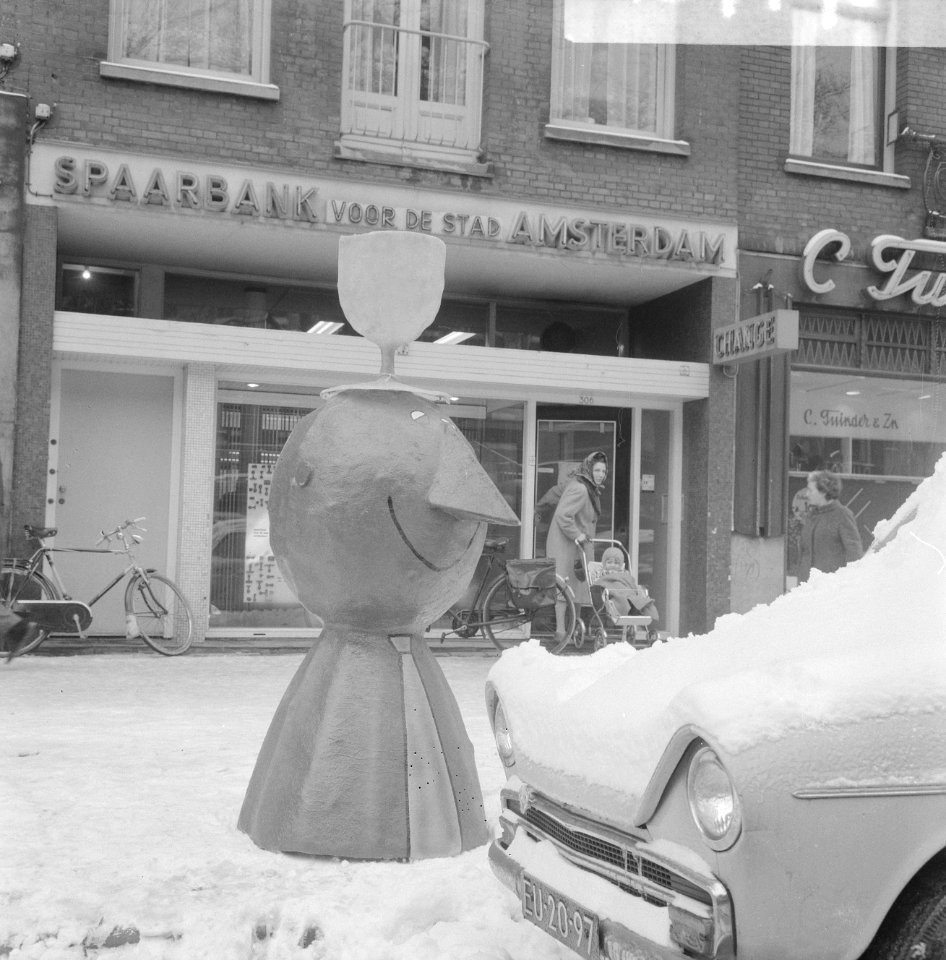 Glaasje op, laat u rijden, in etalage van de spaarbank staat het dronken mannetj, Bestanddeelnr 918-7778