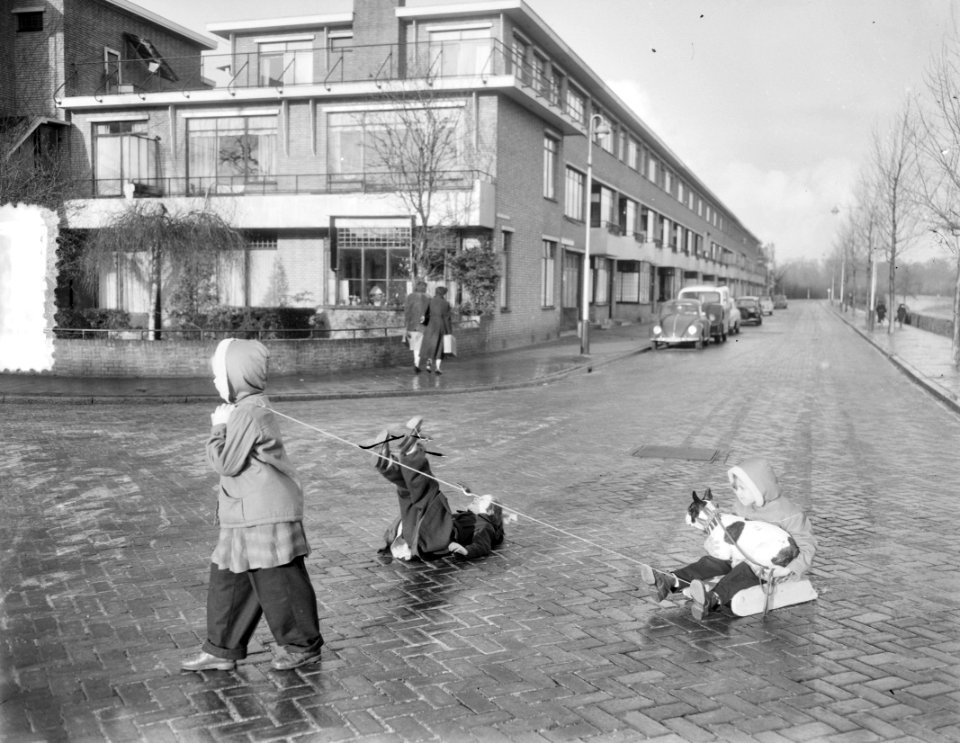 Gladde straten Den Haag, kinderen sleeën op de Carel Reinierskade, Bestanddeelnr 906-2208