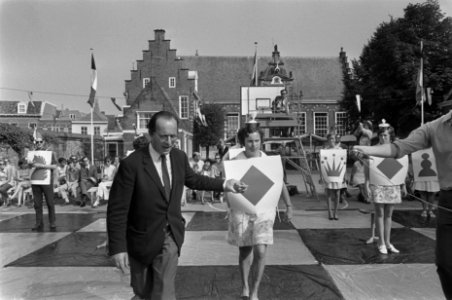 Godfried Bomans en dr. Max Euwe spelen schaakspel met levende stukken, Haarlem, Bestanddeelnr 923-7915